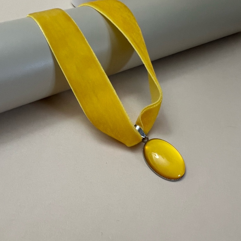Handmade Po-Of-Color Statement Velvet Choker: Retro Choker Resin Pendant - Picture 3 of 16
